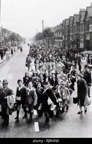 Die Evakuierung der Kinder auf dem Land, in Großbritannien während des Zweiten Weltkriegs. Für die Bürger, insbesondere die Kinder zu schützen, von der Risiken, die mit der Antenne Bombardierung von Städten durch Verschieben in Bereichen, weniger gefährdet werden. Stockfoto