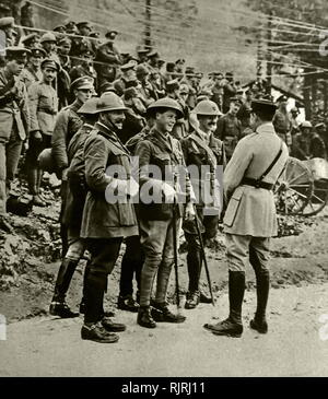 Edward Prinz von Wales besucht Truppen im Ersten Weltkrieg. 1917. Edward VIII (1894-1972), König von Großbritannien und die Dominions des British Empire, und Kaiser von Indien, vom 20. Januar 1936 bis zu seiner Abdankung am 11. Dezember des gleichen Jahres, nach denen er Herzog von Windsor. Im Jahr 1936, eine konstitutionelle Krise in das Britische Empire entstand, als King-Emperor Edward VIII vorgeschlagen, Wallis Simpson, eine US-amerikanische Prominente, die von ihrem ersten Ehemann geschieden wurde und verfolgte die Scheidung von ihrem zweiten zu heiraten. Am Fort Belvedere, am 10. Dezember, Edward unterzeichnet seine schriftliche Abdankung. Stockfoto