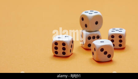 Auf orange Farbe Hintergrund Würfel, Kopieren, Vorderansicht Stockfoto