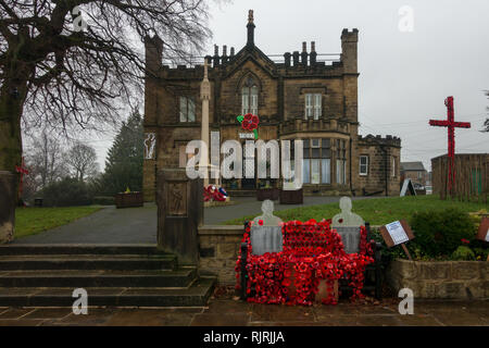 Tag der Erinnerung Display mit viel roter Mohn berufskranheiten Grange, Burley-in-Wharfedale Stockfoto