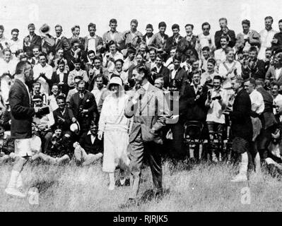 Der Herzog und die Herzogin von York (dem späteren König George V und Queen Elizabeth), im Holiday ist ein Junge Camp. 1927 Stockfoto