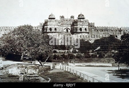 Red Fort, in der Stadt Delhi in Indien. Es war die Residenz der Kaiser des Mughal dynasty für fast 200 Jahre, bis 1856. Es war das zeremonielle und politische Zentrum der Mughal Zustand; im Jahre 1639, die von der fünften Moghul-Kaiser Shah Jehan errichtet, wie den Palast seiner befestigten Hauptstadt Shahjahanabad, das Rote Fort ist für seine gewaltigen Umfassungsmauern aus rotem Sandstein genannt Stockfoto