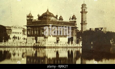 Der Goldene Tempel, auch bekannt als Sri Harmandir Sahib ("Haus Gottes"), ist eine Gurdwara in der Stadt Amritsar, Punjab, Indien. Es ist der heiligste Gurdwara (Sikh Ort der Anbetung) und die wichtigsten Wallfahrtsort des Sikhismus. Der Tempel ist rund um eine von Menschen gemachte Pool (sarovar), die von Guru Ram Das im Jahre 1577 fertig gebaut wurde, Stockfoto