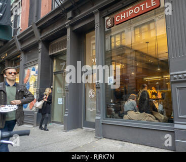 Fußgänger vorbei an einem Chipotle Mexican Grill Restaurant im Viertel Soho in New York am Dienstag, 5. Februar 2019. Chipotle ist geplant im vierten Quartal das Ergebnis morgen nach der Glocke zu berichten. (© Richard B. Levine) Stockfoto