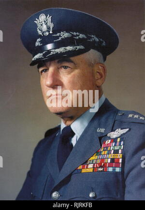 Nathan Twining (1897-1982); United States Air Force. 1953 bis 1957; Vorsitzender des Generalstabs von 1957 bis 1960. Er war ein benanntes Mitglied der in den UFO-Verschwörungstheorien, Majestic 12 (oder MJ-12); code Namen einer angeblichen geheimen Ausschuss von Wissenschaftlern, Militärs und Regierungsbeamten, die 1947 durch eine Executive Order von US-Präsident Harry S. Truman recovery und Untersuchung von außerirdisches Raumschiff zu erleichtern gebildet Stockfoto