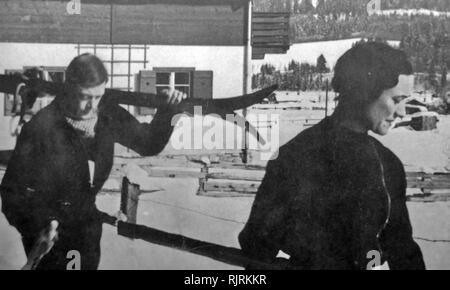 Der Herzog von Windsor (dann Prinz von Wales) und Frau Wallis Simpson; Skiurlaub in Lech, Tirol, Italien. 1935. Der Herzog von Windsor war ein Titel in den Adelsstand des Vereinigten Königreichs. Es wurde am 8. März 1937 erstellt, für ehemalige König Edward VIII., nach seiner Abdankung am 11. Dezember 1936. König Edward VIII. Am 11. Dezember 1936 aufgegeben, so dass er die Amerikanische divorcee Wallis Simpson heiraten könnte. Stockfoto