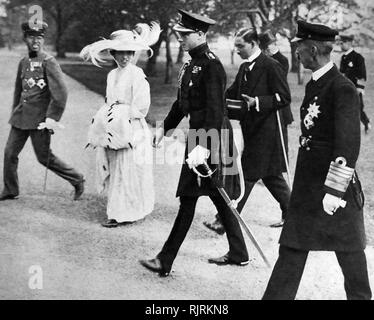 Besuch von Edward Prinz von Wales, Japan 1921. Prince (später) Hirohito Kaiser von Japan, Kaiserin Teimei (Frau des Kaisers Taisho von Japan) und Prinz, später König Edward VIII. des Vereinigten Königreichs Stockfoto