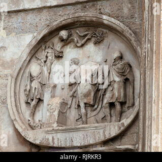 Relief auf dem Bogen des Titus (Arco di Tito); 1 st-Century AD ehrender ARCH, Rom, Italien, gebaut in C. AD 82 durch den Kaiser Domitian kurz nach dem Tod seines älteren Bruders Titus zu gedenken Titus Siege, einschließlich die Belagerung von Jerusalem (AD 70). Stockfoto