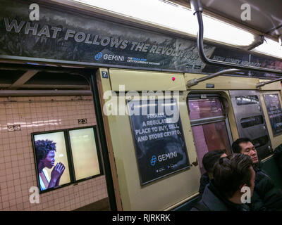 Werbung für die Winklevoss Brüder Zwillinge Cryptocurrency Austausch in der U-Bahn in New York am Dienstag, 22. Januar 2019. Zwillinge Cameron und Tyler Winklevoss gegründet, um die Exchange 2015 trading Bitcoin und andere cryptocurrencies. (Â© Frances M. Roberts) Stockfoto