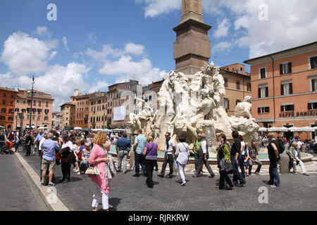 Rom - 13. Mai: Touristen auf der Piazza Navona am 13. Mai 2010 in Rom, Italien. Die ikonischen Square ist einer der am meisten besuchten Sehenswürdigkeiten in der Welt und in einem top Stockfoto
