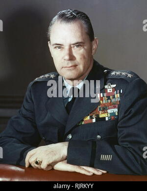 Hoyt Sanford Vandenberg (1899 - 1954); United States Air Force. Er diente, wie der zweite Generalstabschef der Luftwaffe, und der zweite Direktor der Central Intelligence. 1946 wurde er kurz war der US-Chef des militärischen Geheimdienstes. Hoyt Sanford Vandenberg (1899 - 1954); United States Air Force. Stockfoto