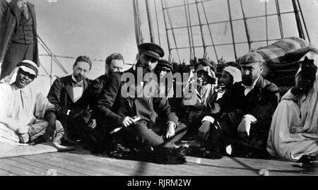 Herzl auf einem Boot segeln nach Palästina; 1898. Theodor Herzl (1860-1904), österreichisch-ungarischer Journalist, Dramatiker, politischer Aktivist und Schriftsteller, war der Vater des modernen politischen Zionismus. Herzl bildeten die zionistische Organisation und förderte die jüdische Einwanderung in Palästina in einer Bemühung, einen jüdischen Staat zu bilden. Obwohl er vor der Gründung starb, er gilt als der Vater des Staates Israel bekannt. Stockfoto