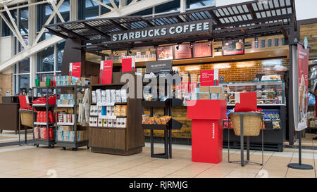 CHICAGO, IL - Dezember 1, 2018 Starbucks Shop im O'Hare Travel Plaza mit verschiedenen Kaffee Arten auf der Anzeige Stockfoto