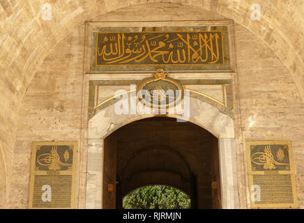 Haupteingang zum Topkapi Palast, Istanbul, Türkei. Im 15. Jahrhundert, der Topkapi diente als Residenz und Verwaltungssitz der osmanischen Sultane. Der Bau begann im Jahr 1459, von Mehmed der Eroberer bestellt. Topkapi? Ursprünglich war das "Neue Schloss" genannt. Es war angesichts der Name Topkapi?, was bedeutet, dass Cannon Tor, im 19. Jahrhundert Stockfoto