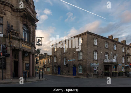 Kreuzung im Zentrum von Otley Markt der Stadt bei Barclays Bank und der Black Horse Hotel an einem schönen Abend suchen, West Yorkshire Stockfoto