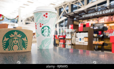 CHICAGO, IL - Dezember 1, 2018 Starbucks Shop im O'Hare Travel Plaza mit verschiedenen Kaffee Arten auf der Anzeige Stockfoto