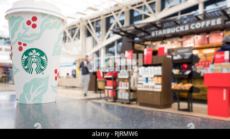 CHICAGO, IL - Dezember 1, 2018 Starbucks Shop im O'Hare Travel Plaza mit verschiedenen Kaffee Arten auf der Anzeige Stockfoto