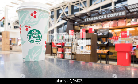 CHICAGO, IL - Dezember 1, 2018 Starbucks Shop im O'Hare Travel Plaza mit verschiedenen Kaffee Arten auf der Anzeige Stockfoto