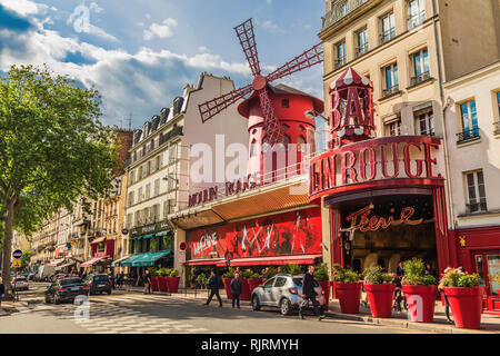 PARIS, Frankreich, 19. MAI 2016: Moulin Rouge. Moulin Rouge ist eine berühmte Pariser Kabarett in 1889 Stockfoto