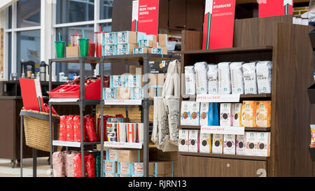 CHICAGO, IL - Dezember 1, 2018 Starbucks Shop im O'Hare Travel Plaza mit verschiedenen Kaffee Arten auf der Anzeige Stockfoto