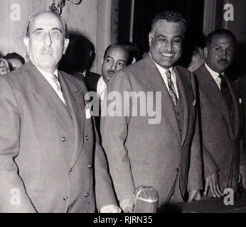 Gamal Abdel-Nasser und Shukri al-Quwatli, treffen die Vereinigte Arabische Republik, Syria-Egypt union Pakt zu eröffnen. Die Vereinigte Arabische Republik (UAR), zwischen 1958 und 1961, eine politische Union bestehend aus Ägypten und Syrien. Syrien spaltete sich von der Union nach 1961 die syrische Coup d'Etat. Ägypten offiziell als "Vereinigte Arabische Republik" bekannt, bis 1971. Stockfoto