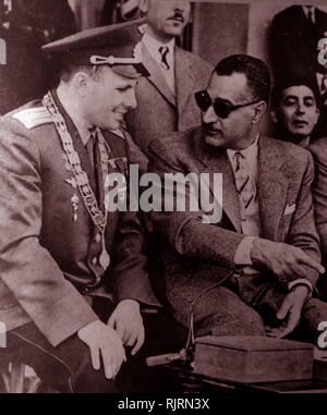 Juri Gagarin und Gamal Abdel Nasser, Stadion in Kairo, Ägypten, 1962. Gagarin (1934 - 1968) war ein sowjetischer Pilot und Kosmonaut. Er war der erste Mensch, den Weg in den Weltraum, wenn seine Wostok Raumsonde in eine Umlaufbahn der Erde am 12. April 1961 abgeschlossen. . Stockfoto