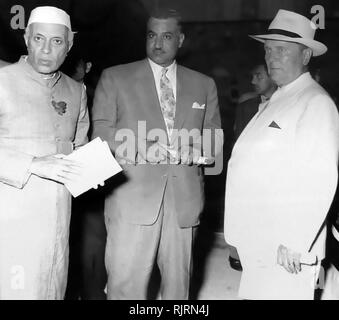 Nehru, Nasser und Tito treffen die Gründung der Bewegung der Blockfreien Staaten zu unterzeichnen. 1956. Der Bewegung der Blockfreien Staaten, auf die Brijuni Inseln in Jugoslawien im Jahr 1956 gegründet und wurde mit der Unterzeichnung der Erklärung von Brijuni am 19. Juli 1956 formalisiert. Die Erklärung wurde von dem jugoslawischen Präsidenten unterzeichnet, Josip Broz Tito, Indiens erster Premierminister, Jawaharlal Nehru und Ägypten der zweite Präsident Gamal Abdel Nasser. Stockfoto