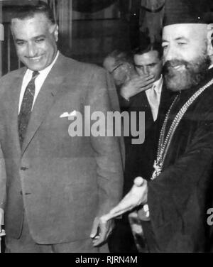 Präsident Nasser trifft sich mit griechisch-zypriotischen Präsidenten, Erzbischof Makarios in Kairo, 1961. Gamal Abdel Nasser (1918-1970), Präsident von Ägypten, von 1956 bis zu seinem Tod im Jahre 1970. Nasser führte die 1952 der Monarchie stürzen und eingeführt, weitreichende Agrarreformen im folgenden Jahr Stockfoto