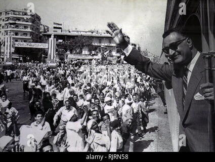 Menschenmassen willkommen Gamal Abdel Nasser (1918-1970), Präsident von Ägypten, von 1956, das bis zu seinem Tod im Jahre 1970. Nasser führte die 1952 der Monarchie stürzen und eingeführt, weitreichende Agrarreformen im folgenden Jahr Stockfoto
