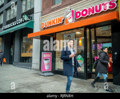 Ein Starbucks und ein Dunkin' Donuts für die Herzen der Kaffeeliebhaber nebeneinander im New Yorker Stadtteil Chelsea am Mittwoch, 6. Februar 2019. (Â© Richard B. Levine) Stockfoto
