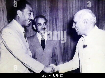 Anwar el-Sadat in Ägypten, mit Premierminister Nehru von Indien. 1955 Stockfoto