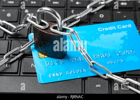 Kreditkarte in Kette mit Schloss auf Laptop Tastatur. Verbot online Zahlungen und Einkäufe im Online-Shop Stockfoto