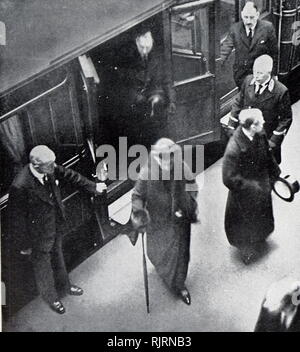 Queen Mary, Gemahlin des verstorbenen König George V, kommt am Bahnhof King's Cross in London. Beerdigung von König George V (1936), König von Großbritannien und den britischen Dominions, und Kaiser von Indien, Ab dem 6. Mai 1910 bis zu seinem Tod im Jahr 1936. Die vier Söhne des verstorbenen Königs (König Edward VIII., der Herzog von York, der Herzog von Gloucester und der Herzog von Kent) Teil in der staatsbegräbnis. Stockfoto