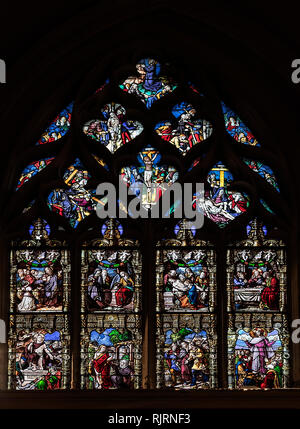 PARIS, Frankreich, 19. MAI 2012: Szenen aus dem Leben Christi in der Glasmalerei Kirche Gervasius und Protasius in Paris. Frankreich Stockfoto