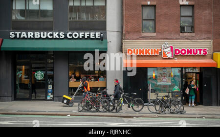 Ein Starbucks und ein Dunkin' Donuts für die Herzen der Kaffeeliebhaber nebeneinander im New Yorker Stadtteil Chelsea am Mittwoch, 6. Februar 2019. (© Richard B. Levine) Stockfoto