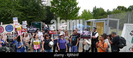 Protest, um der amerikanische Botschafter in London, für den Besuch im Vereinigten Königreich durch den Präsidenten der Vereinigten Staaten von Amerika Donald Trump; Juli 2018. Stockfoto