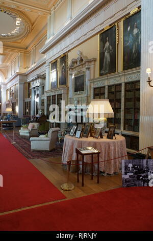 Bibliothek von Blenheim Palace, Oxfordshire, England, der Hauptwohnsitz der Herzöge von Marlborough und die einzige nicht-Royal, nicht-bischöflichen Country House in England den Titel des Palastes zu halten. Der Palast, einer der größten England Häuser, wurde zwischen 1705 und 1722 gebaut Stockfoto