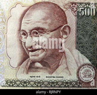 Gandhi auf der 500 Rupie Banknote, in Indien verwendet dargestellt, die zwischen Oktober 1997 und November 2016. Mohandas Karamchand Gandhi (1869 - 1948) war ein indischer Aktivist, war der Führer der indischen Unabhängigkeitsbewegung gegen die britische Herrschaft. Stockfoto