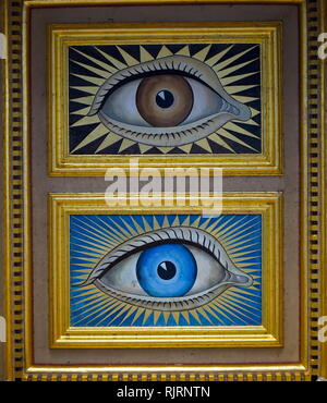 All Seeing Eye unter dem Portikus at Blenheim Palace, Oxfordshire, England gemalt, ist der Hauptwohnsitz der Herzöge von Marlborough und die einzige nicht-Royal, nicht-bischöflichen Country House in England den Titel des Palastes zu halten. Der Palast, einer der größten England Häuser, wurde zwischen 1705 und 1722 gebaut Stockfoto