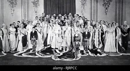 Die Krönung von Elisabeth II. des Vereinigten Königreichs, fand am 2. Juni 1953 in der Westminster Abbey, London. Familie Gruppe am Buckingham Palace. (Nach rechts) Prinz Michael, der Herzog von Kent, der Herzogin von Kent, Kronprinzessin Marthe von Norwegen, Kronprinz Olaf von Norwegen, Prinzessin Margaret, die Königin und der Herzog von Edinburgh, Prinz Charles, Prinzessin Anne, Königin Elizabeth, die Königinmutter, der Earl of Athlone, der Herzog von Gloucester, die Princess Royal, der Earl of Harewood, Prinz Richard, der Herzogin von Gloucester, Prinz William, und Prinzessin Alice Gräfin von Athlone.&#13;&#10; Stockfoto