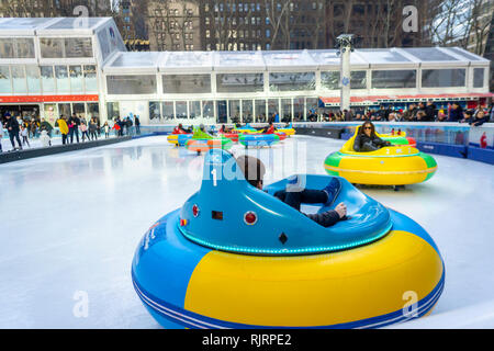 Die Besucher der Winter Dorf Eislaufbahn am Bryant Park probieren Sie den neuen Stoßstange Autos Attraktion in New York am Sonntag, 3. Februar 2019. (© Richard B. Levine) Stockfoto