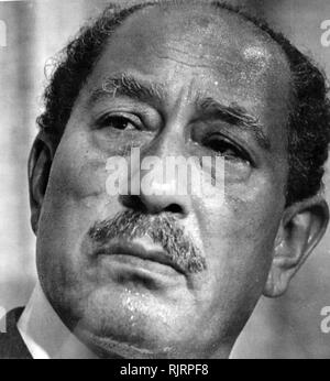 Muhammad Anwar el-Sadat (1918-1981), Präsident von Ägypten, vom 15. Oktober 1970 bis zu seiner Ermordung durch fundamentalistische Offiziere der Armee am 6. Oktober 1981. Sadat war ein hochrangiges Mitglied der Freien Offiziere, die König Farouk in der Ägyptischen Revolution von 1952 stürzte und ein enger Vertrauter von Präsident Gamal Abdel Nasser, unter denen er als Vice President zweimal serviert und wem es gelang ihm als Präsident im Jahr 1970. Stockfoto