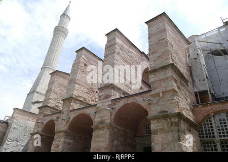 Die Hagia Sofia, Istanbul, Türkei. Die Hagia Sophia ist ein ehemaliger der griechisch-orthodoxen, der Christlichen Kirche, später ein Ottoman Imperial Moschee und jetzt ein Museum. In 537 AD am Anfang des Mittelalters erbaut, wurde es berühmt vor allem für seine mächtige Kuppel. Es war das zweitgrößte Gebäude der Welt und eine Technik, die ihrer Zeit bewundern. Stockfoto