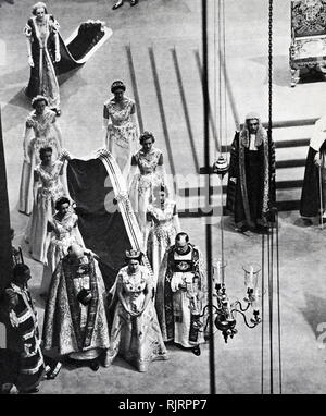 Krönung von Elisabeth II. des Vereinigten Königreichs, fand am 2. Juni 1953 in der Westminster Abbey, London. Königin Elizabeth II., mit dem Herzog von Edinburgh, am Buckingham Palace kurz nach ihrer Rückkehr von der Westminster Abbey Stockfoto