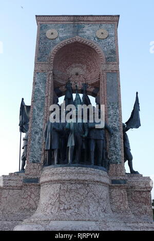 Die Republik Denkmal, Taksim-Platz in Istanbul, Türkei, erinnert an die Gründung der Türkischen Republik im Jahr 1923. Von italienischen Bildhauer Pietro Canonica entworfen und in zwei und ein halb Jahren mit finanzieller Unterstützung aus der Bevölkerung, es durch Dr. Hakk vorgestellt wurde? Sinasi Pascha am 8. August 1928. porträtiert die Gründer der Türkischen Republik, mit prominenten Darstellungen von Mustafa Kemal Atatürk, Ismet Inonu und Fevzi Cakmak. Stockfoto