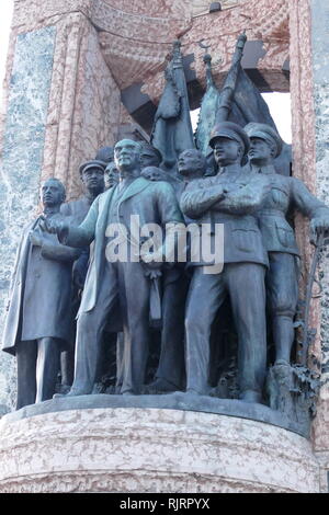 Die Republik Denkmal, Taksim-Platz in Istanbul, Türkei, erinnert an die Gründung der Türkischen Republik im Jahr 1923. Von italienischen Bildhauer Pietro Canonica entworfen und in zwei und ein halb Jahren mit finanzieller Unterstützung aus der Bevölkerung, es durch Dr. Hakk vorgestellt wurde? Sinasi Pascha am 8. August 1928. porträtiert die Gründer der Türkischen Republik, mit prominenten Darstellungen von Mustafa Kemal Atatürk, Ismet Inonu und Fevzi Cakmak. Stockfoto