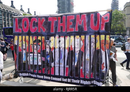 Anti-Trump; Anti-Brexit protest Banner; London, England 2018. Bild zeigt: Boris Johnson, William Rees-Mogg und David Davis (Pro-Brexit Führer) und US-Präsident Donald Trump hinter Gittern. Stockfoto