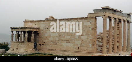 Das erechtheion; Eine antike griechische Tempel auf der Akropolis von Athen, Griechenland, war sowohl Athena und Poseidon gewidmet. Den Tempel als gesehen war heute zwischen 421 und 406 v. Chr. erbaut. Der Architekt kann Mnesicles wurden und der Name abgeleitet von einem Schrein gewidmet der legendären griechischen Helden Erichthonius. Stockfoto