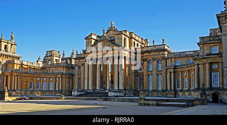 Blenheim Palace, Oxfordshire, England, ist der Hauptwohnsitz der Herzöge von Marlborough und die einzige nicht-Royal, nicht-bischöflichen Country House in England den Titel des Palastes zu halten. Der Palast, einer der größten England Häuser, wurde zwischen 1705 und 1722 gebaut Stockfoto