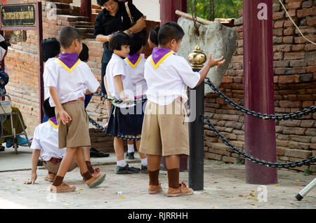 Thailändische Schüler Mädchen und Jungen Pfadfinder zu besuchen und die Achtung beten Buddha im Wat Pho Kao Tonne oder Mai Daeng Tempel am 9. Februar 2017 in Singen Stockfoto